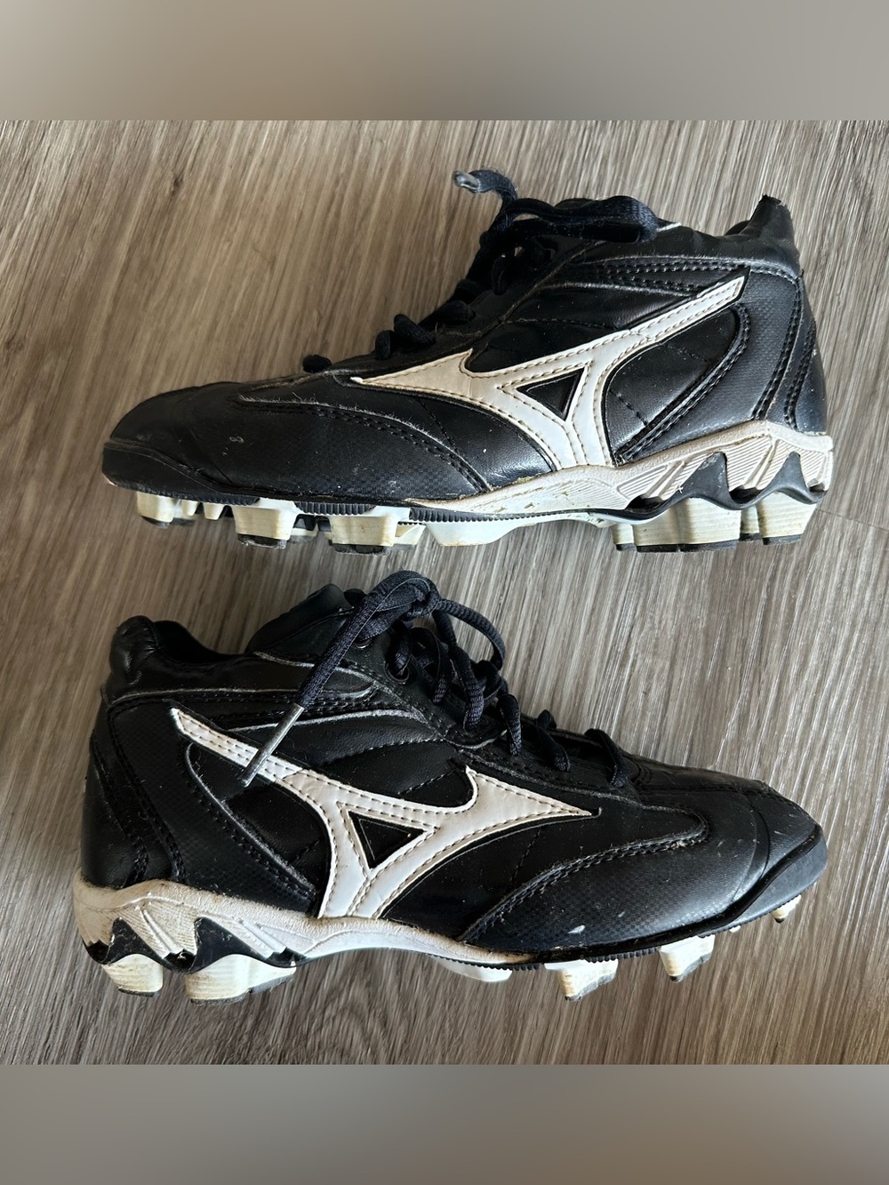 Mizuno Youth 9 Spike Franchise Mid G4 Baseball Cleats Black and White Fits 3.5Y